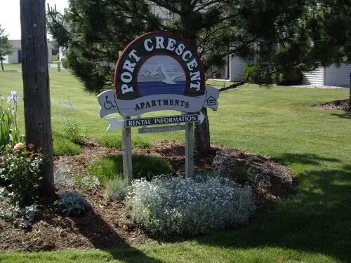 Port Crescent Apartment Signs and garden