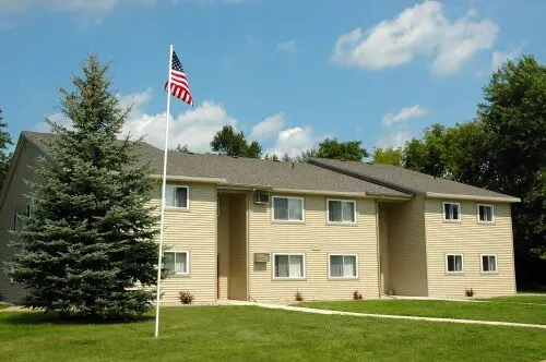 Prairie Glen Apartments Outdoors and flag