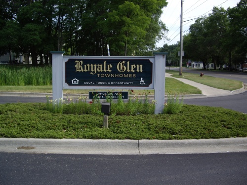 Royale Glen Town Homes Sign stone