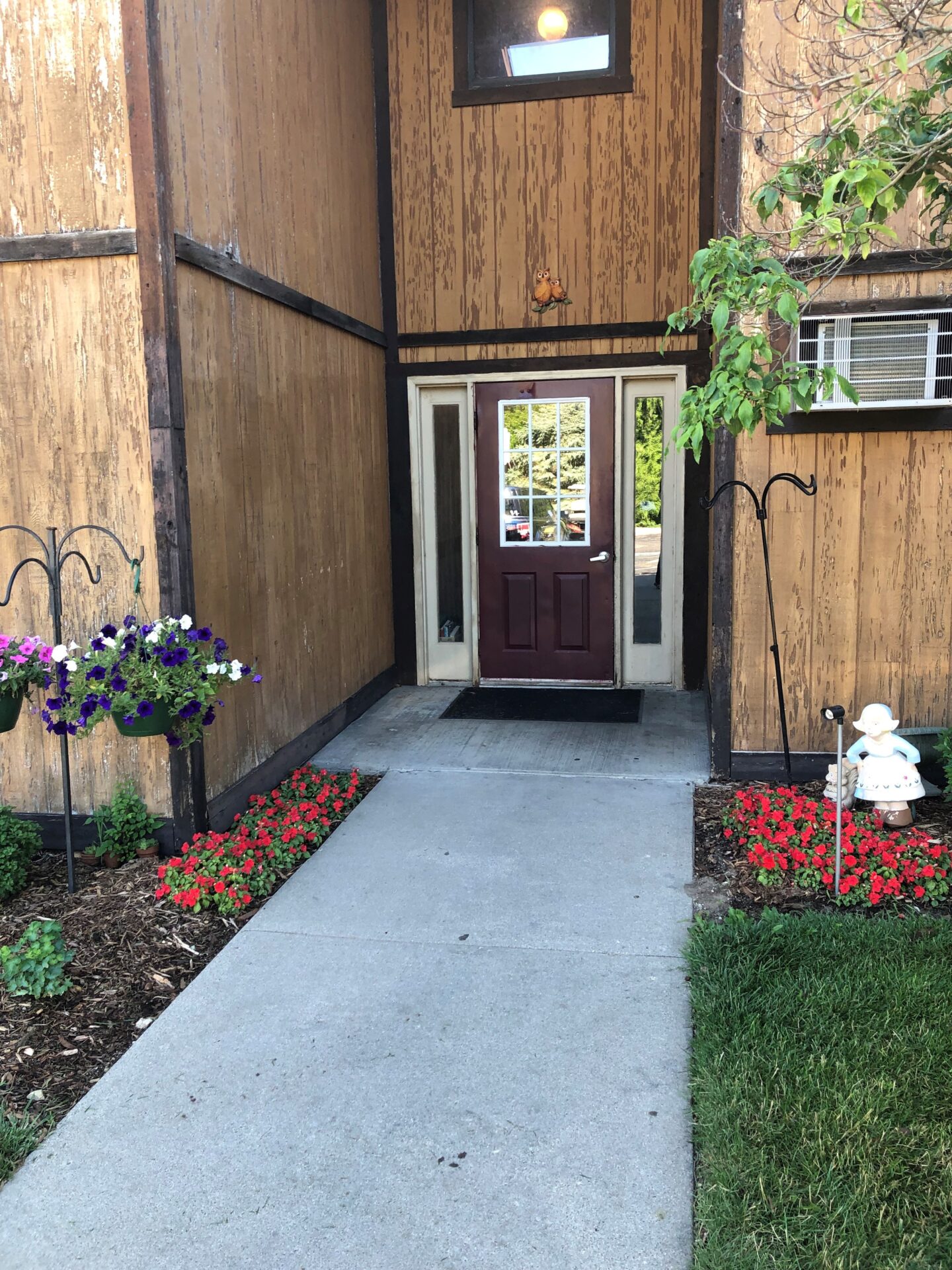 Ridgeview apartment entry way and flowers decoration